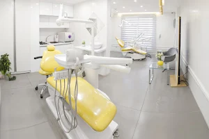 دکتر فرزاد ناصری | دندانپزشک ارتودنسی image