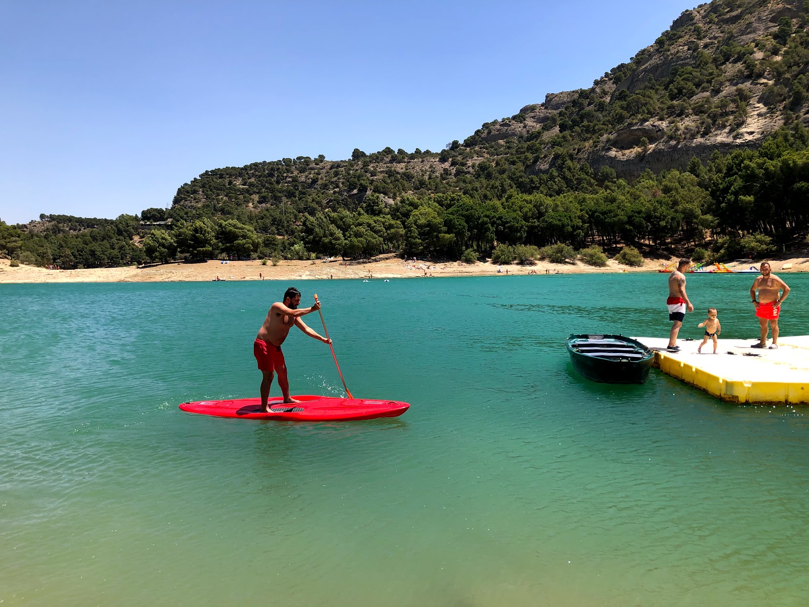 Fotografie cu Playa Ardales cu o suprafață de apa pură turcoaz