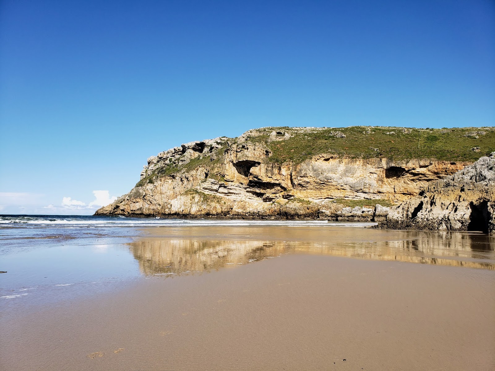 Foto von Playa de Fuentes mit feiner beiger sand Oberfläche