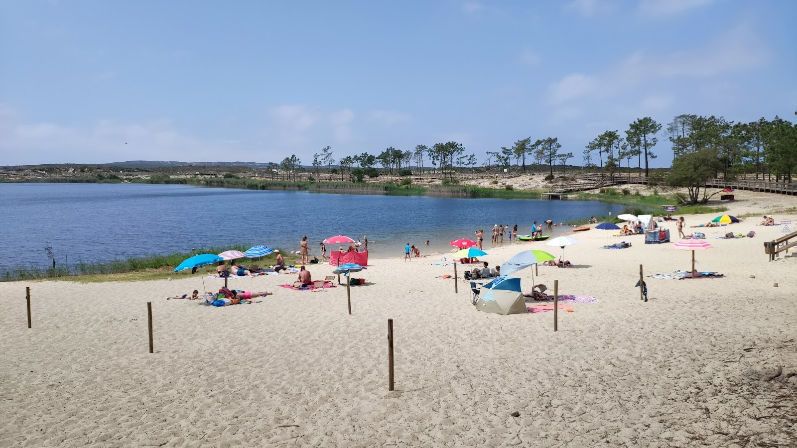 Foto von Praia Lagoa da Ervedeira mit beiger sand Oberfläche