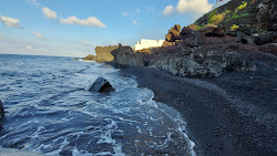 Photo de Scalo dei Balordi Beach entouré de montagnes