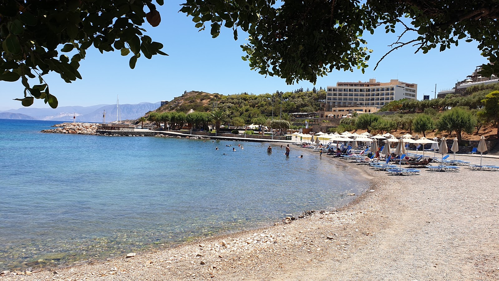 Foto di Mirabello Beach e l'insediamento