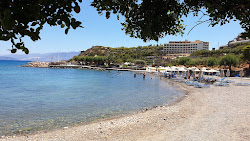 Foto di Mirabello Beach e l'insediamento