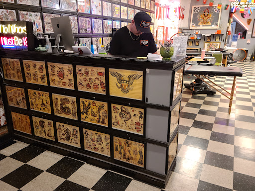 Tattoo Shop «Alton Tattoo Company», reviews and photos, 2514 College Ave, Alton, IL 62002, USA