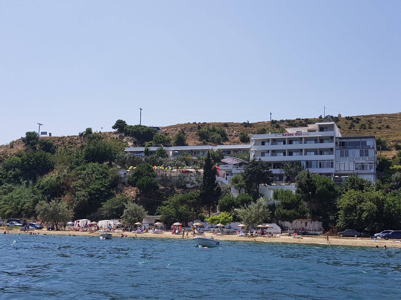 Karsiyaka beach II的照片 带有碧绿色纯水表面