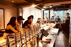 禾樂精釀-東海門市｜精釀啤酒｜啤酒吧｜Taproom-東海大學|東海商圈|龍井在地推薦酒吧|打卡酒吧|精釀啤酒吧|東海夜生活推薦|brewery taproom |包場餐廳|craft beer image