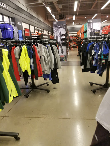 Clothing Store «Nike Factory Store», reviews and photos, 5220 Fashion Outlets Way #1125, Rosemont, IL 60018, USA