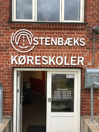 Anmeldelser af Stenbæks Køreskoler - Rebekkavej i Brønshøj-Husum - Køreskole