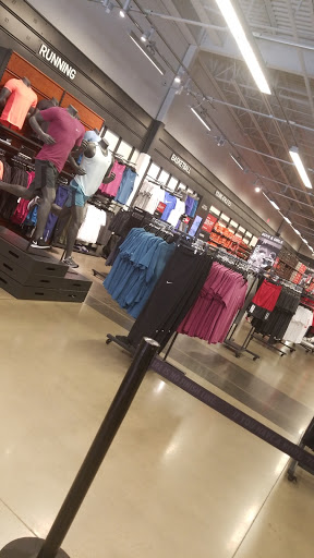 Clothing Store «Nike Factory Store», reviews and photos, 3905 Eagan Outlets Pkwy #200, Eagan, MN 55122, USA