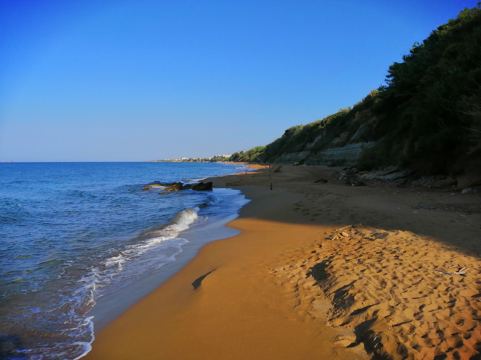 Valokuva Agios Georgios beachista. mukavuudet alueella