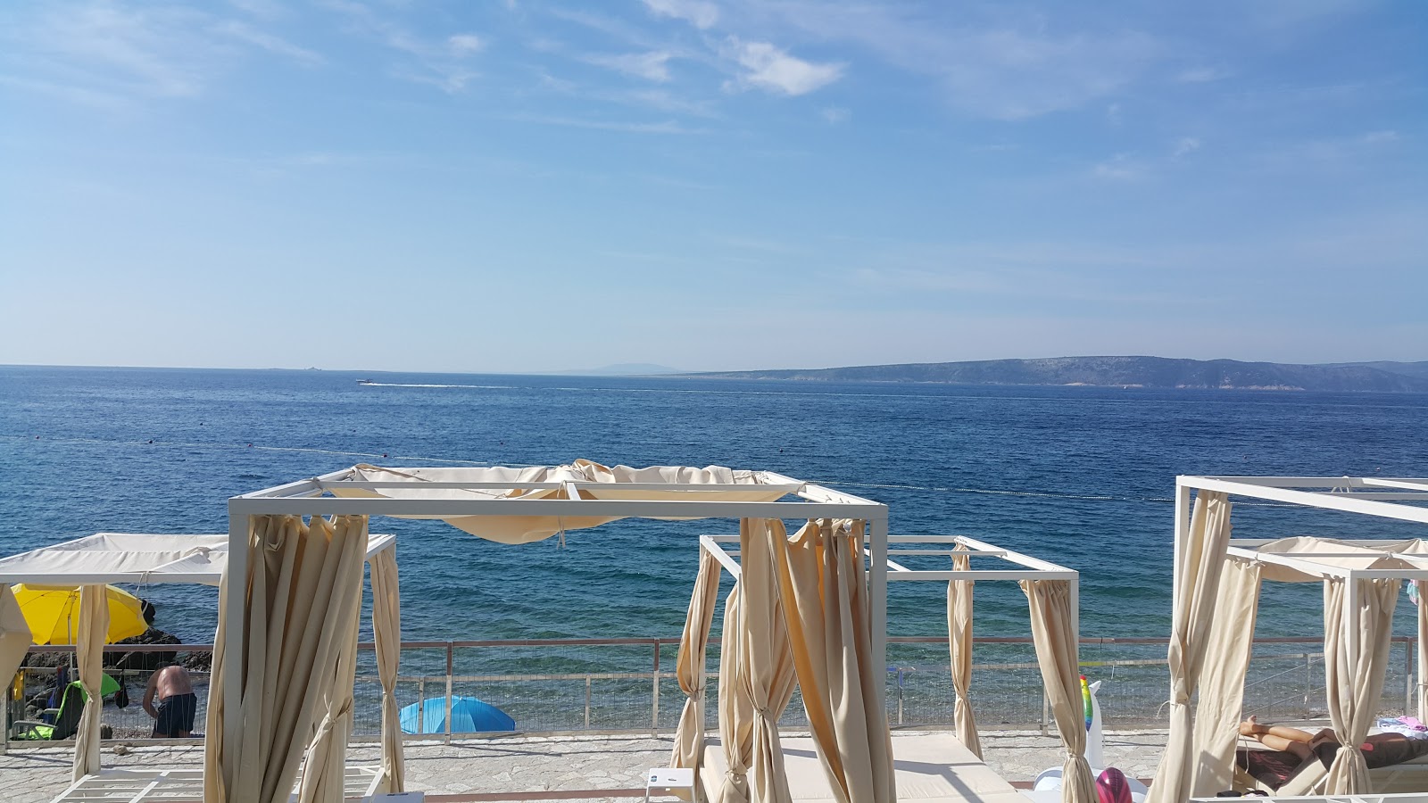 Foto von Politin beach mit viele kleine buchten