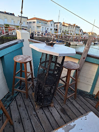 Atmosphère du Bar-restaurant à huîtres Fleur des Ondes (bateau) à Pornic - n°2