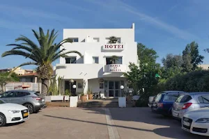 Hotel Frejus | Sable Et Soleil | Chambre Avec Jacuzzi Privatif Port Et Plage image