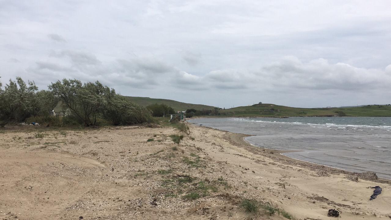 Foto de Paralia Lichnon apoiado por penhascos