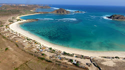 Tanjung Aan Beach'in fotoğrafı uçurumlarla desteklenmiş