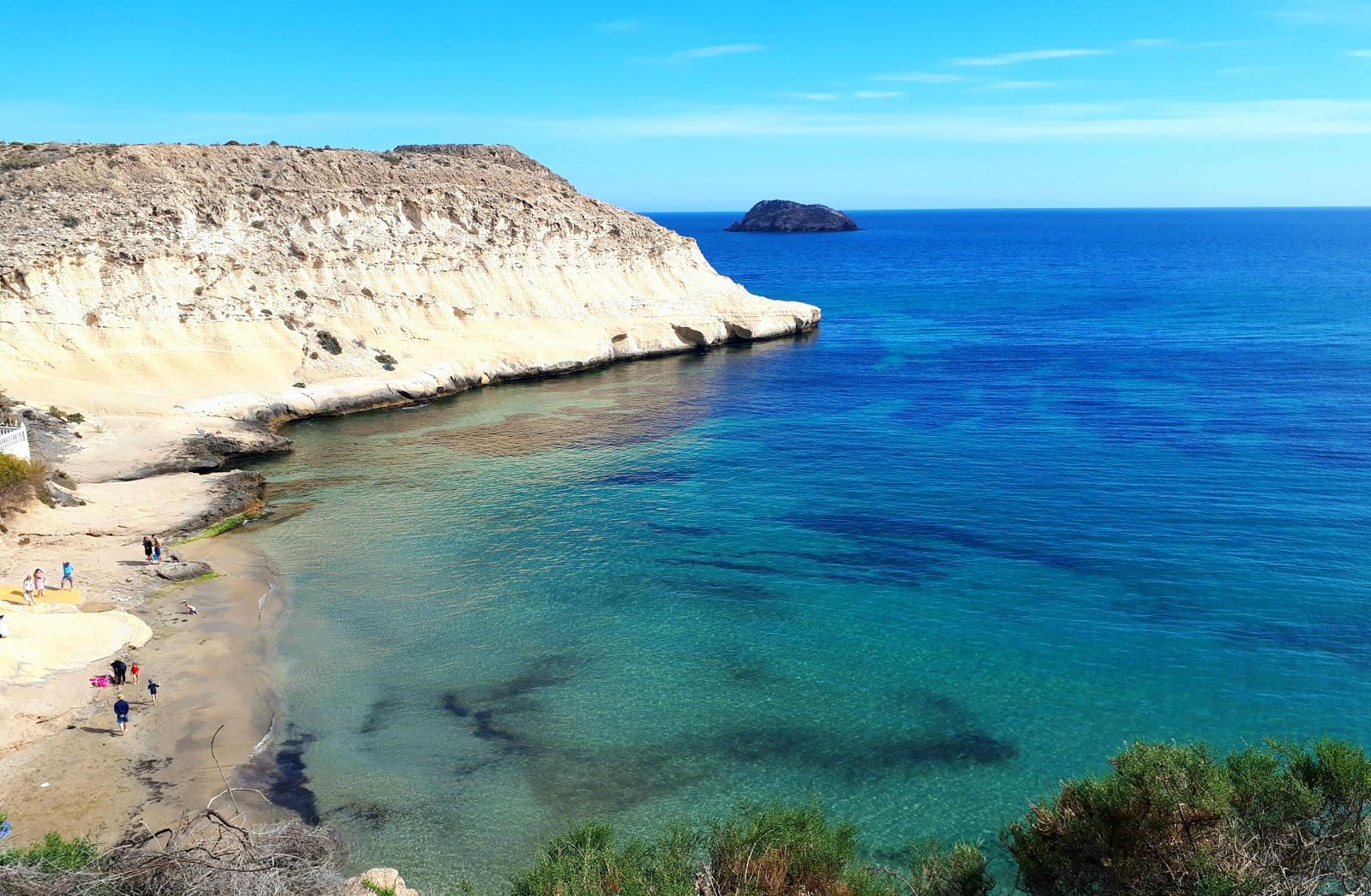 Foto di Cala Costa Tranquila con una superficie del acqua verde-blu