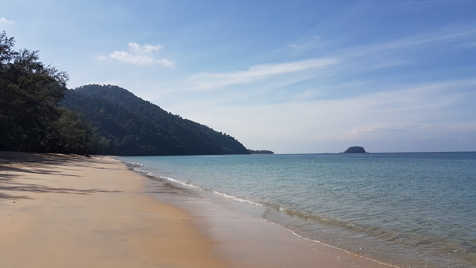 Fotografie cu Tung Yaka Beach cu o suprafață de nisip fin strălucitor