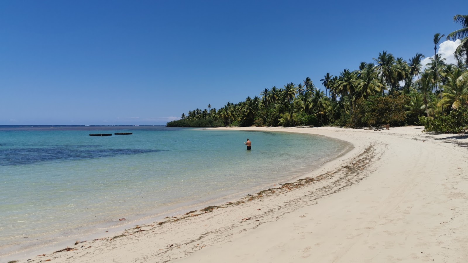 Foto de Playa El Anclоn con brillante arena fina superficie