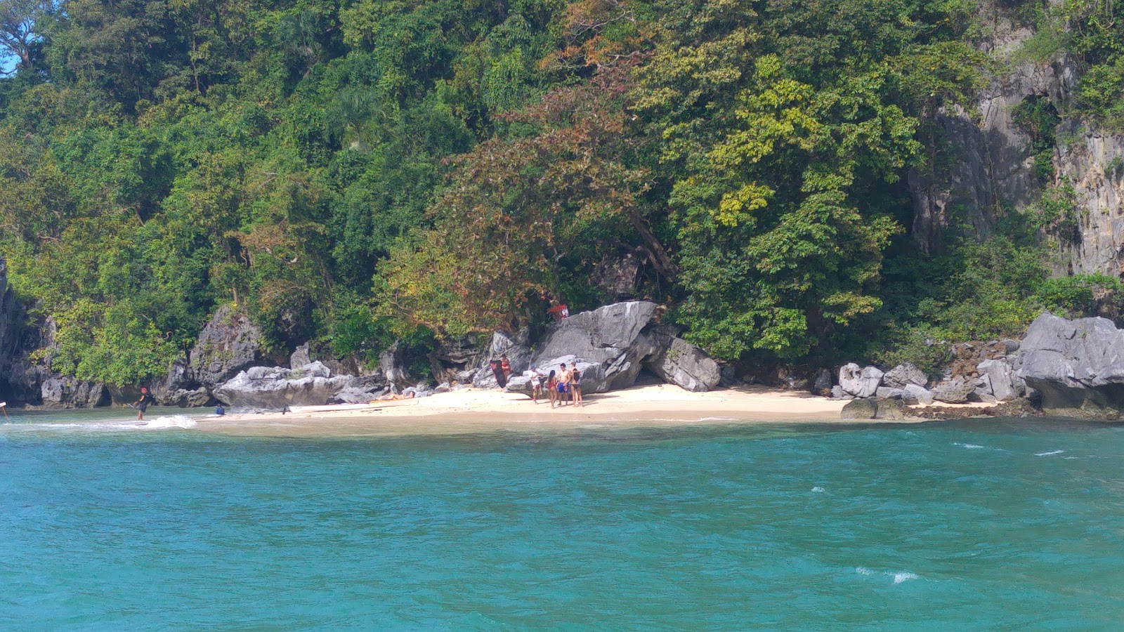 Zdjęcie Bakal Island z powierzchnią turkusowa czysta woda