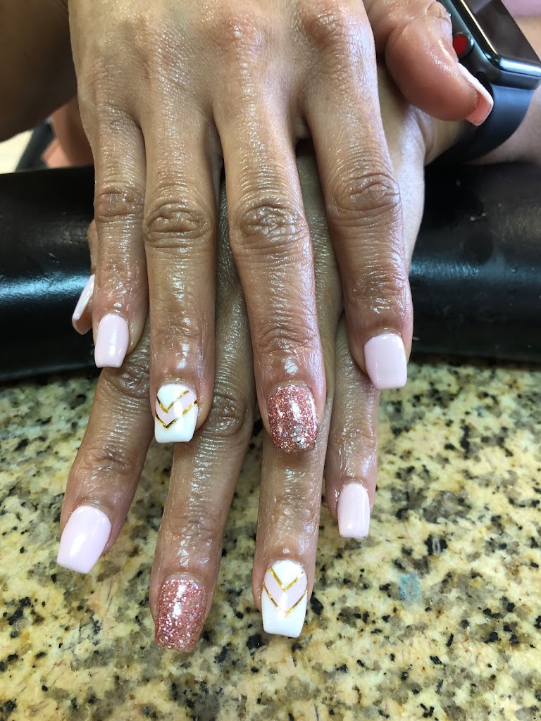 D & T Nails 70422