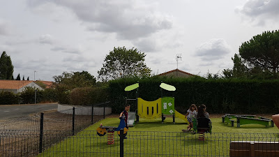 Aire de jeux aux enfants à Saint-Maxire