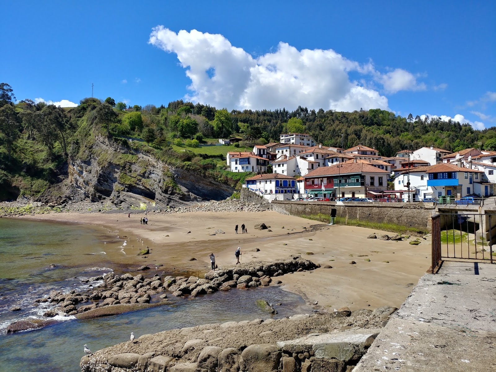 Tazones beach'in fotoğrafı imkanlar alanı