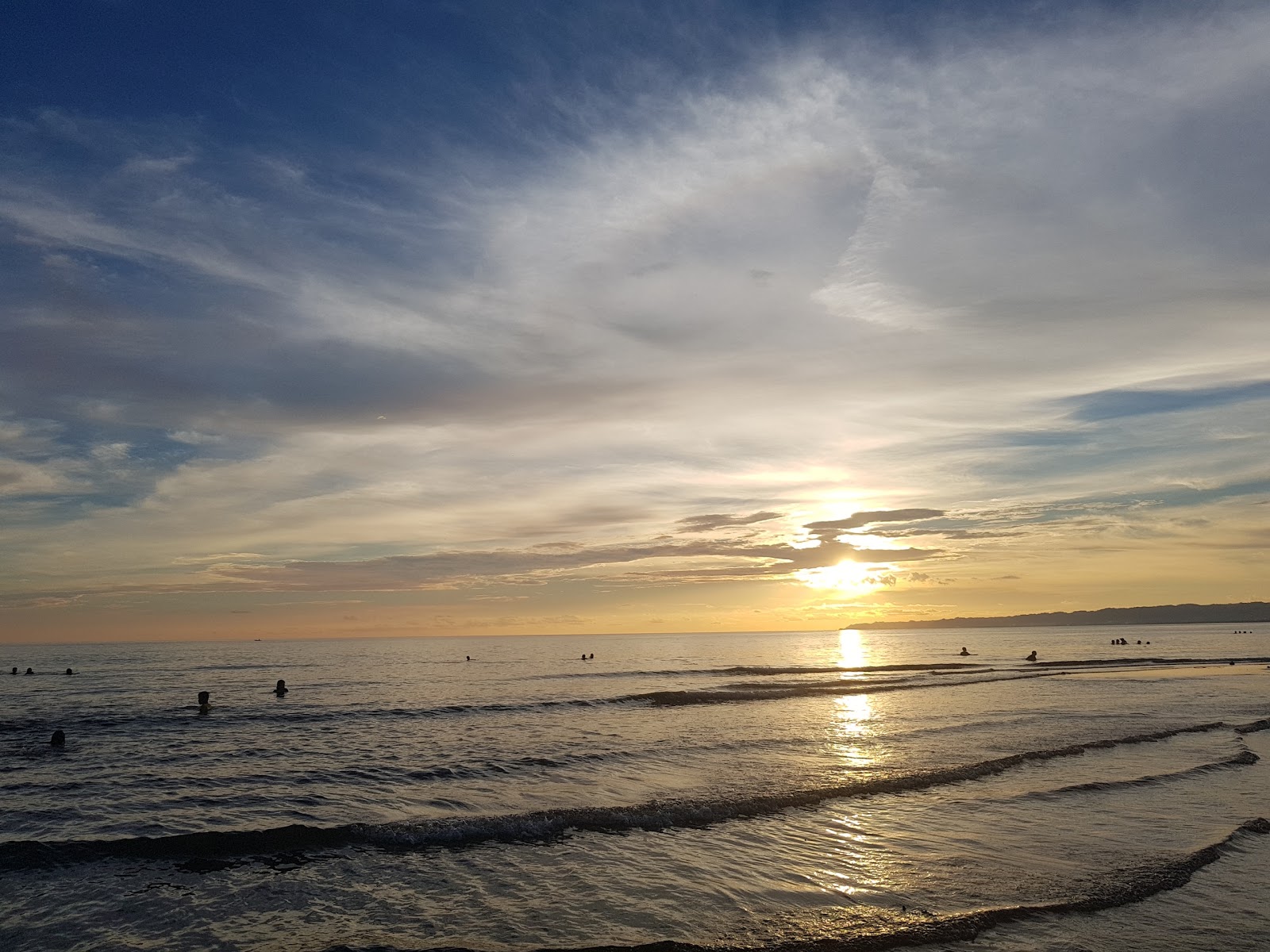 Foto van Cawitan Beach met recht en lang