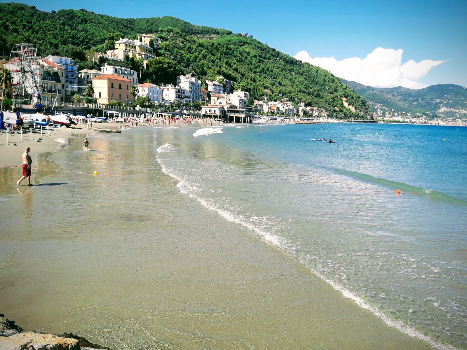 Valokuva Spiaggia di Laiguegliaista. pinnalla ruskea hiekka:n kanssa