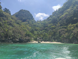 Foto di Cove El Nido Beach circondato da montagne