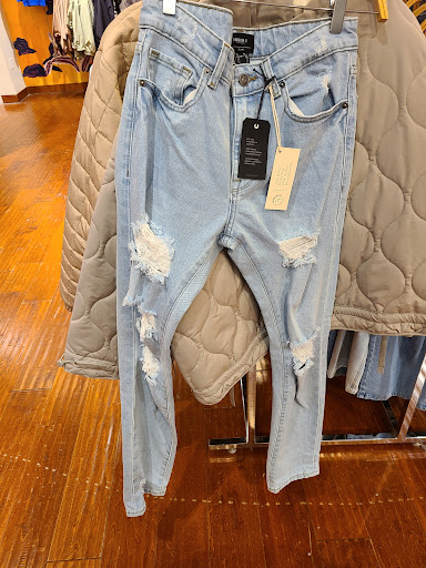 Clothing Store «F21 XXI», reviews and photos, 69 Chestnut St, Beavercreek, OH 45440, USA