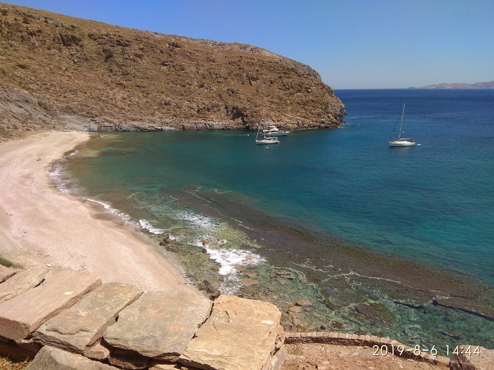 Photo of Karthea beach backed by cliffs