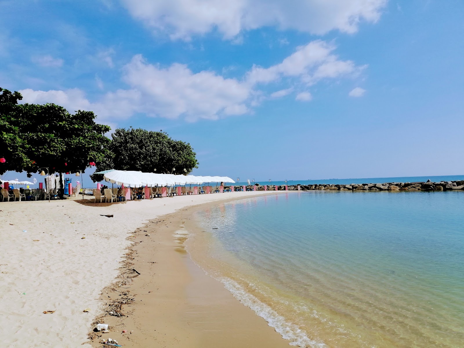 Foto av Saeng Chan Beach med turkos rent vatten yta