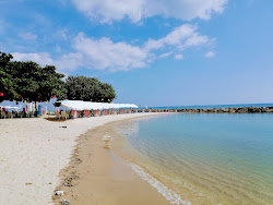 Φωτογραφία του Saeng Chan Beach με μακρά ευθεία ακτή