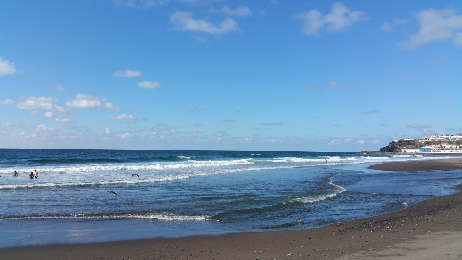 Foto av Praia do Monte Verde med turkos rent vatten yta