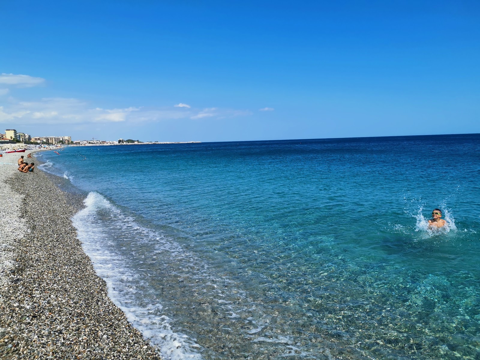 Catanzaro Lido beach的照片 带有蓝色的水表面