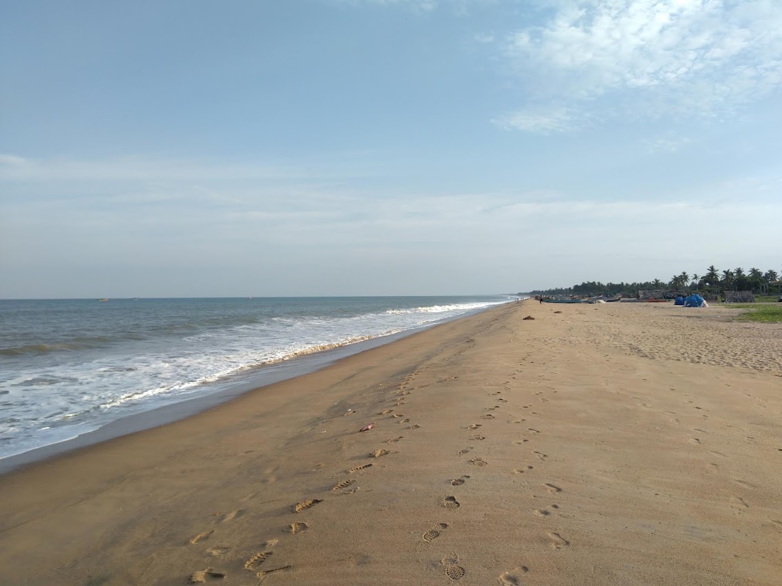 Valokuva Villupuram Beachista. pinnalla kirkas hiekka:n kanssa