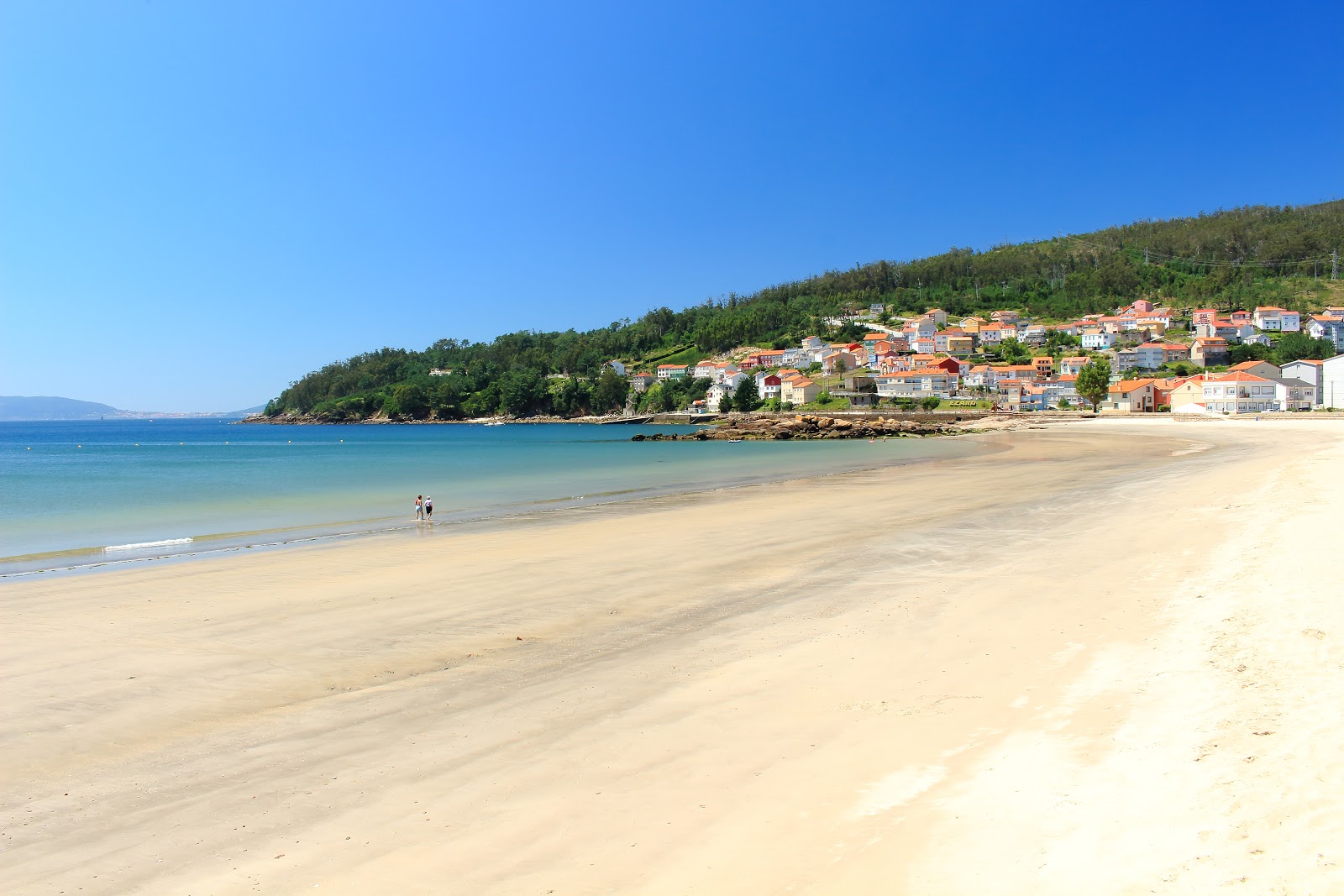 Fotografija Praia do Ezaro z beli pesek površino