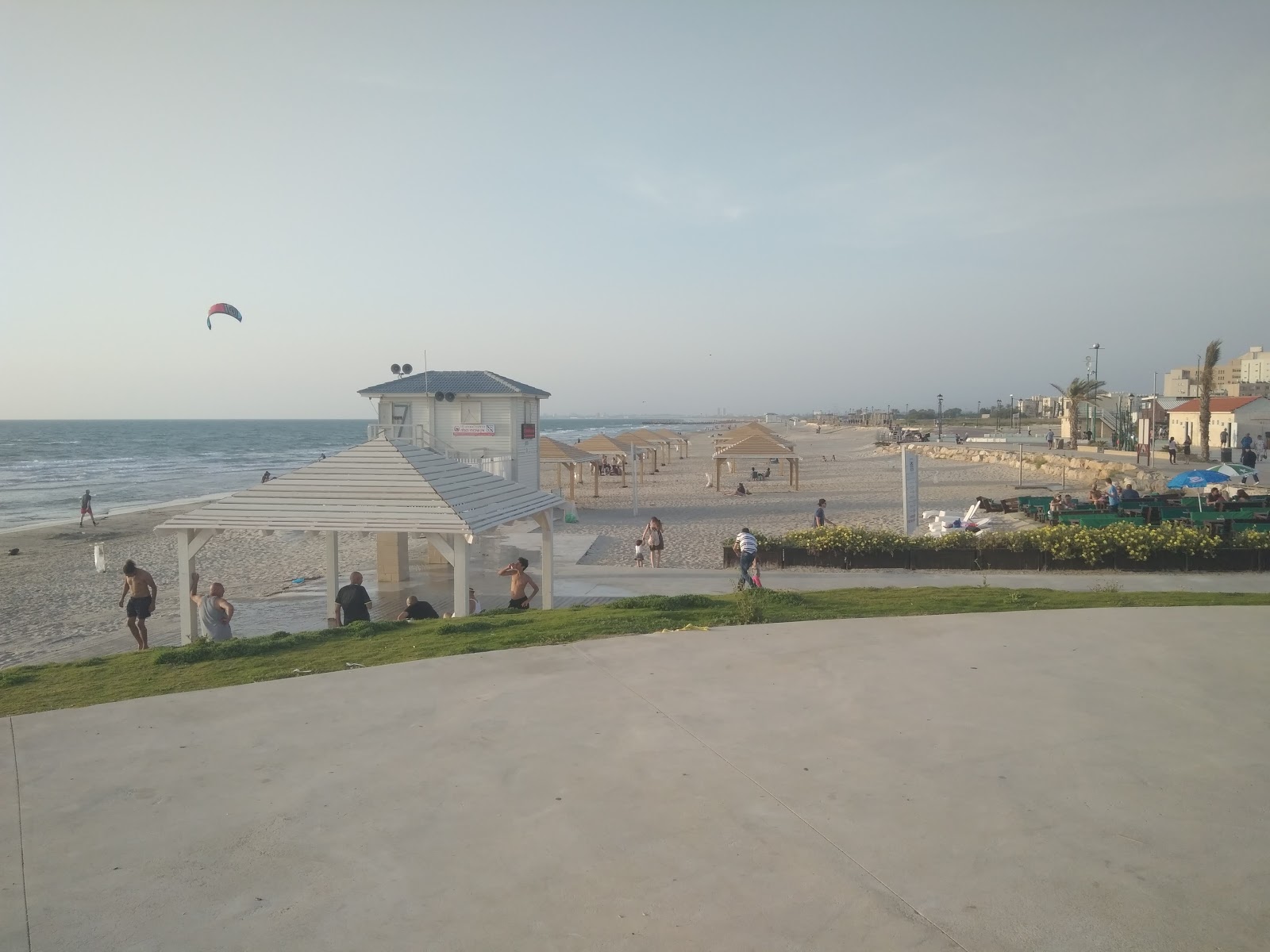 Foto de Zvulun beach e o assentamento