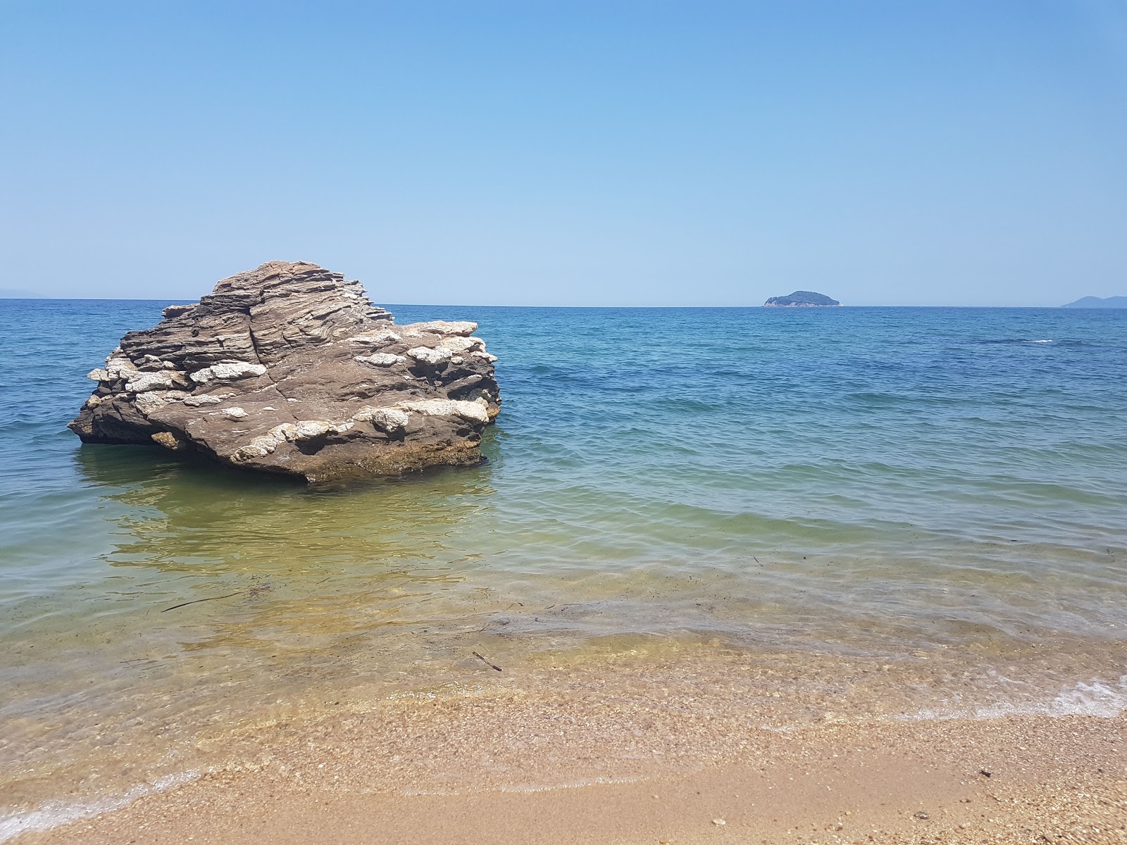 Foto de Solymar Beach localizado em área natural