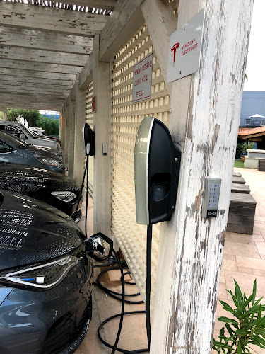 Borne de recharge de véhicules électriques Tesla Destination Charger L'Île-Rousse
