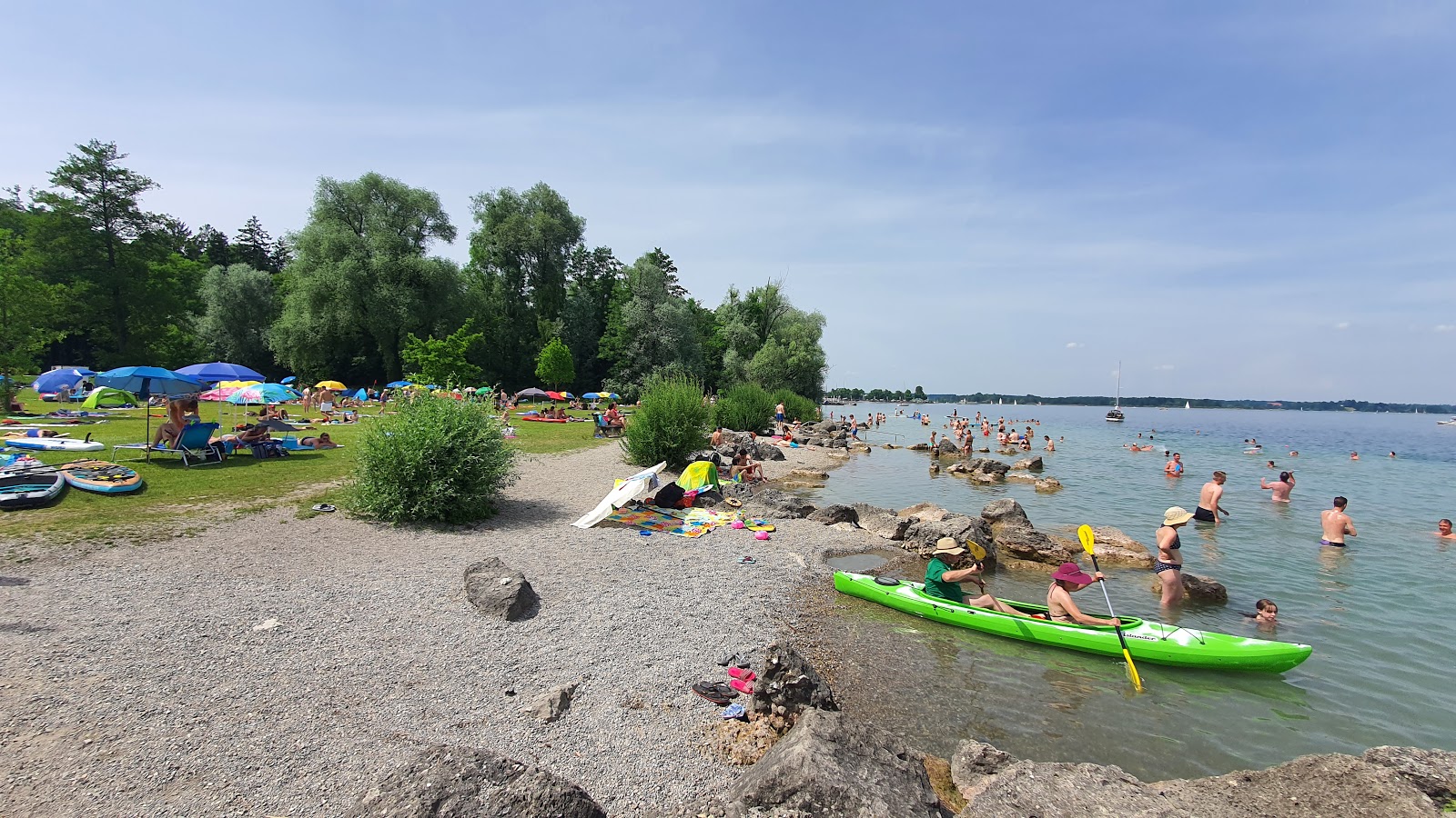 Zdjęcie Badeplatz Schraml z powierzchnią beżowe kamyki