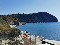 Foto von Spiaggia Cava Dell'Isola umgeben von Bergen