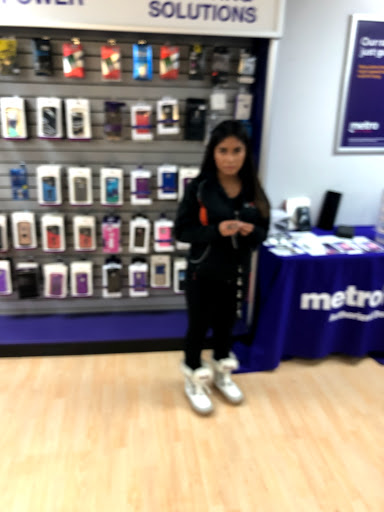 MetroPCS, 458 N Cedar Lake Rd, Round Lake, IL 60073, USA, 