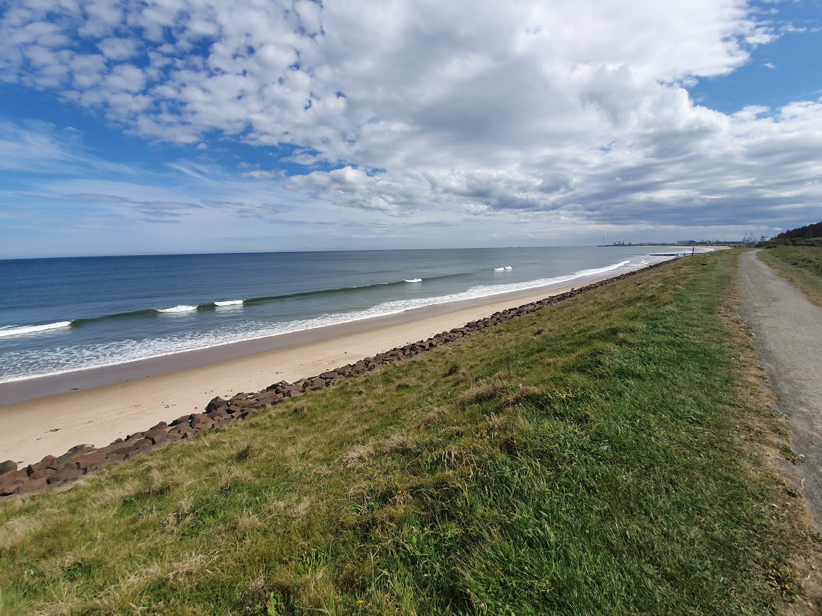 Foto af Cambois strand med lang lige kyst