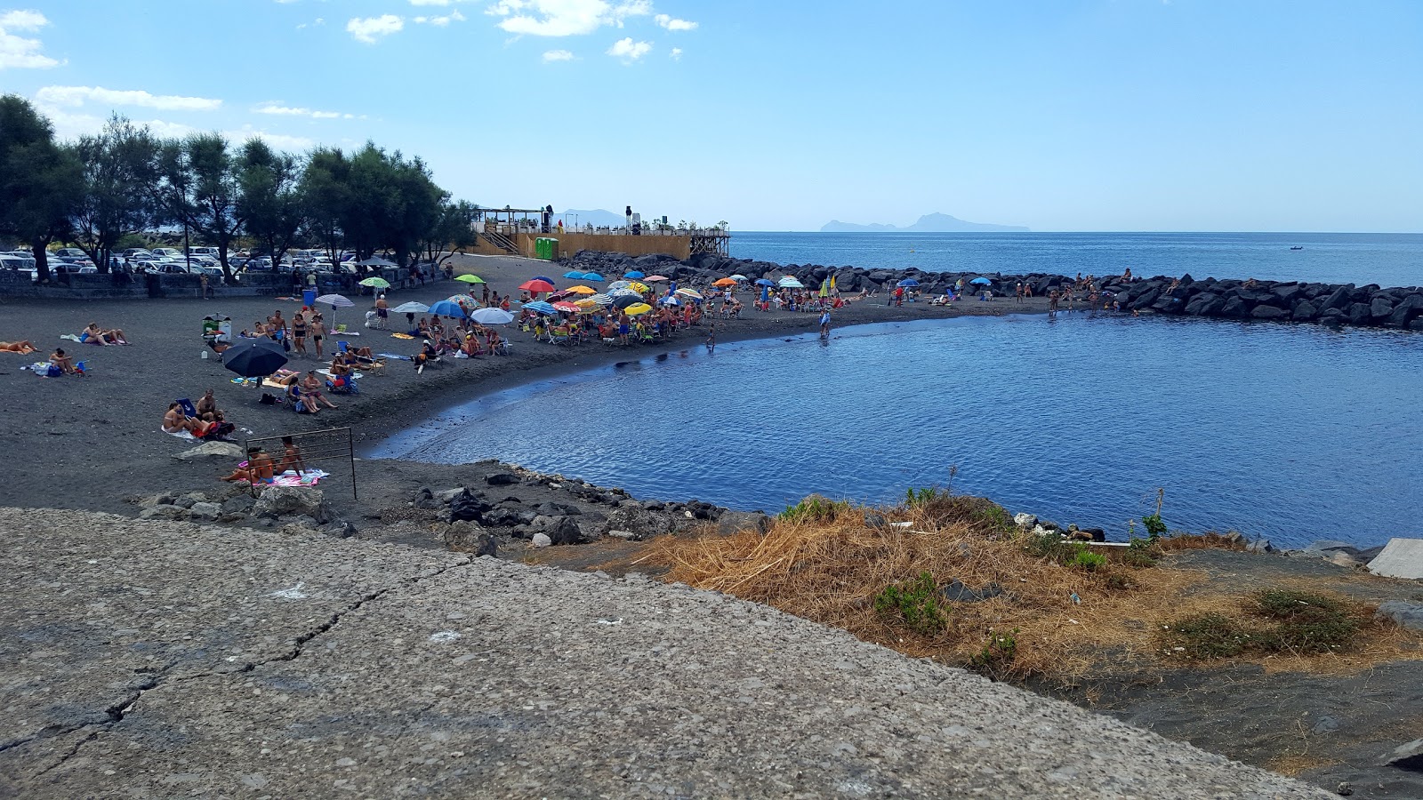 Foto de Spiaggia Delle Mortelle con agua azul superficie