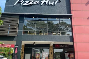 Pizza Hut Restaurant Terminal Larkin image