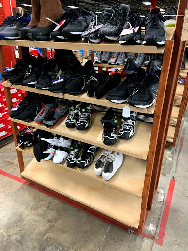 Sporting Goods Store «Sports Basement Sunnyvale», reviews and photos, 1177 Kern Ave, Sunnyvale, CA 94085, USA