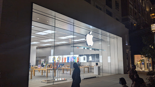 Apple The Americana at Brand
