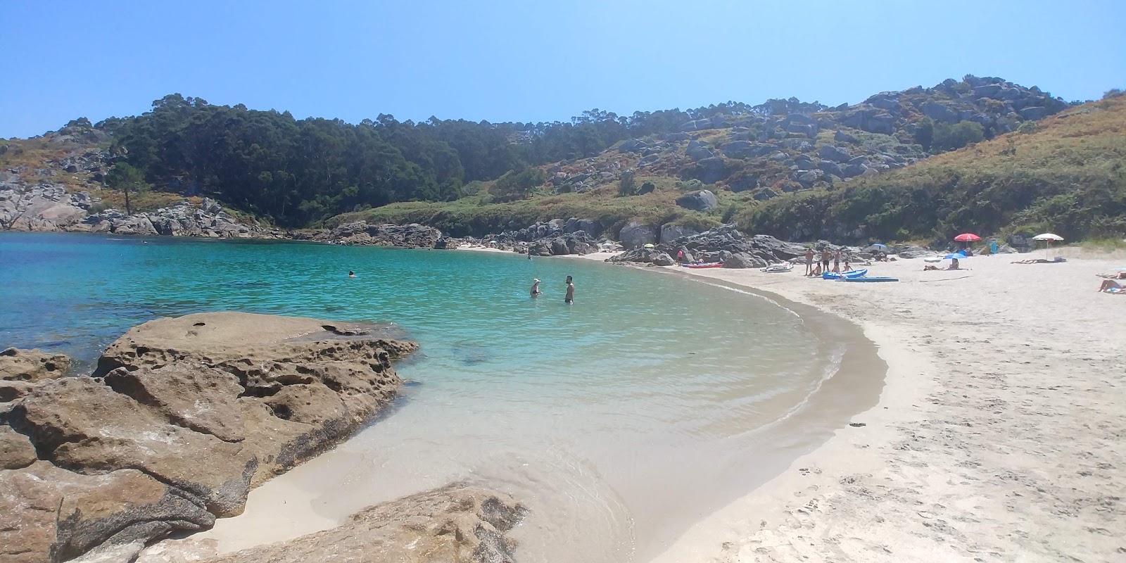 Photo de Praia da Lagoelas avec petite baie