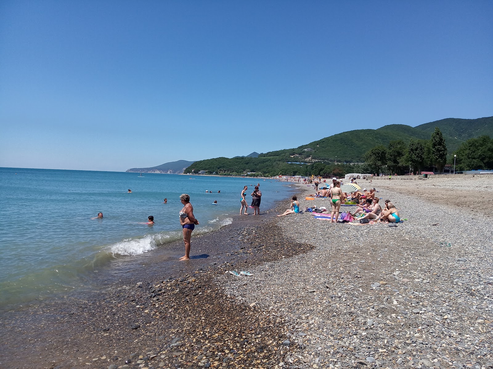 Foto di Spiaggia di Krinitsa sorretto da scogliere